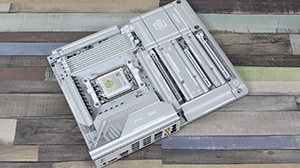 Обзор MSI MAG X870E TOMAHAWK MAX WIFI PZ: функциональная материнская плата с разъемами с обратной стороны