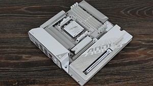 Обзор GIGABYTE B850M AORUS STEALTH ICE: компактная белая материнская плата с разъемами на обороте