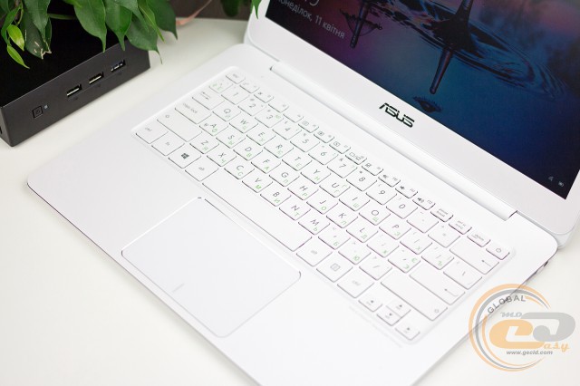 ASUS ZENBOOK UX305CA