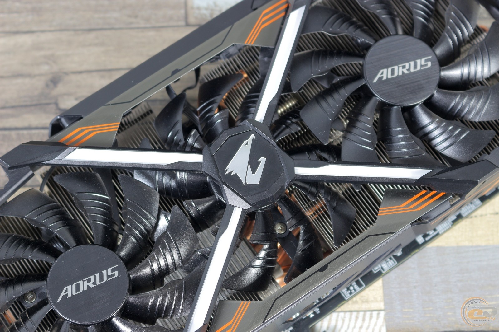 1080 ti only 1 fan turning on